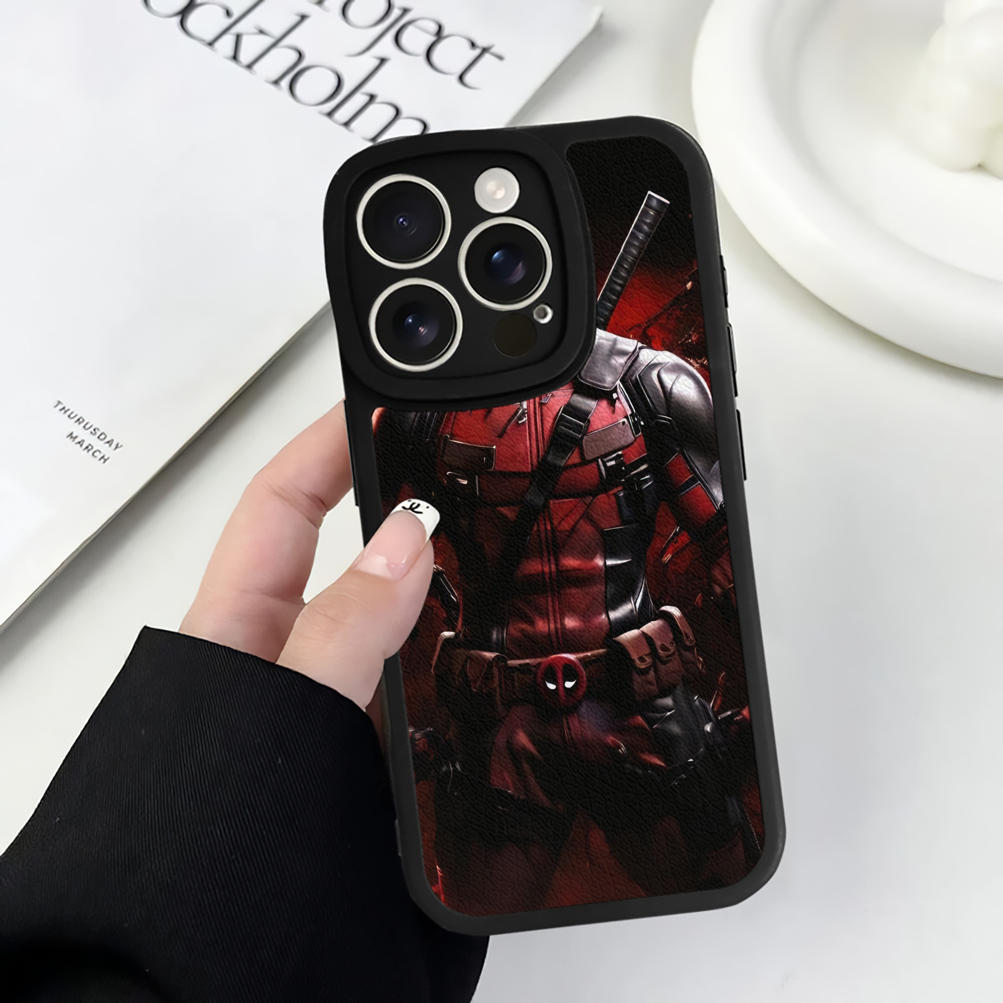 （画像用） Deadpool デッドプール 【iPhone 16シリーズ対応】シリコンスマホケース（レザー調） 材質：シリコン